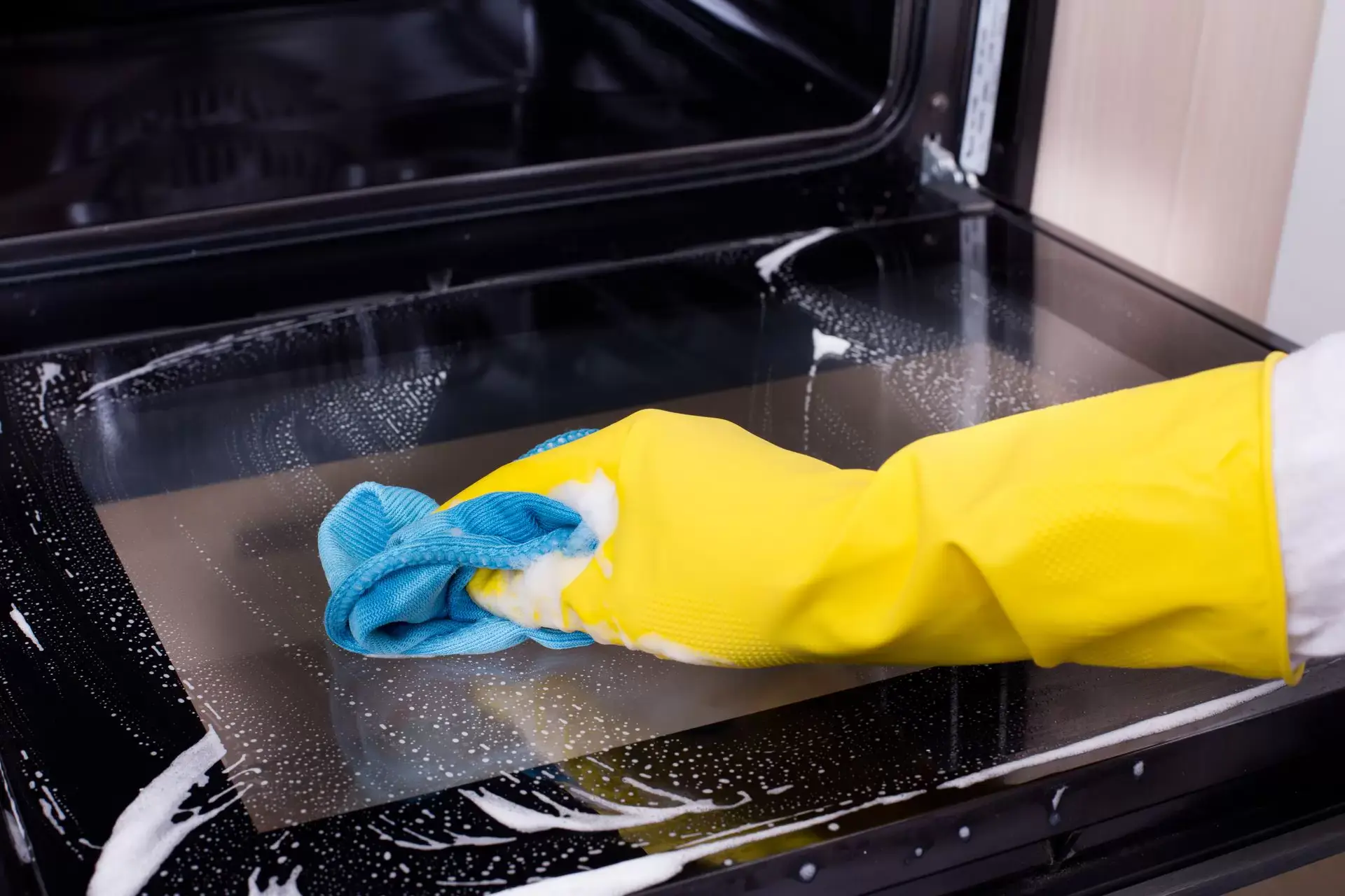 How to clean an oven &#8211; a comprehensive guide